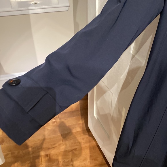 Beautiful navy rain/Trench coat. A timeless classic look! - Picture 4 of 8